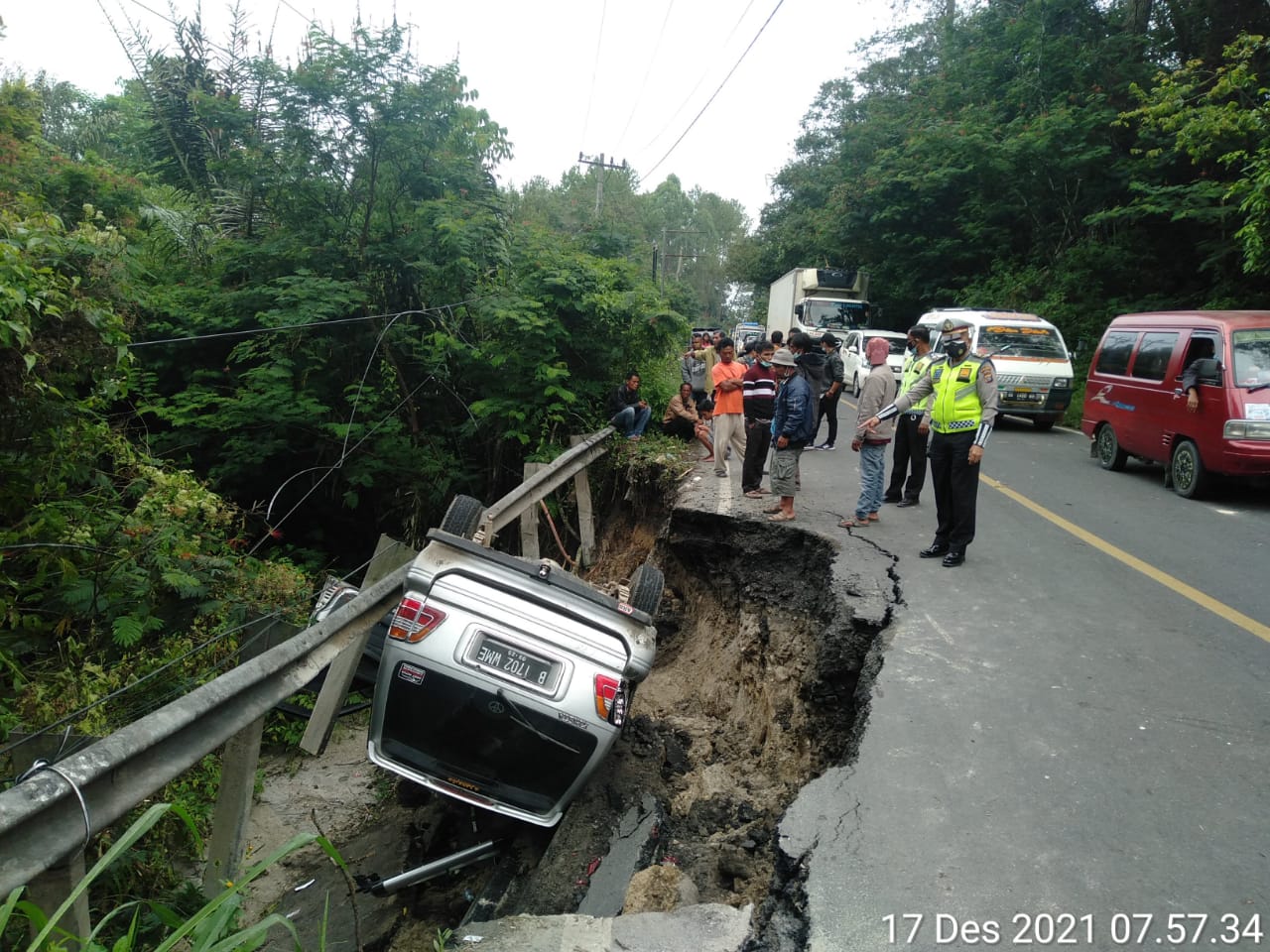 Longsor di Jalinsum Toba Sumut, 1 Mobil Terperosok