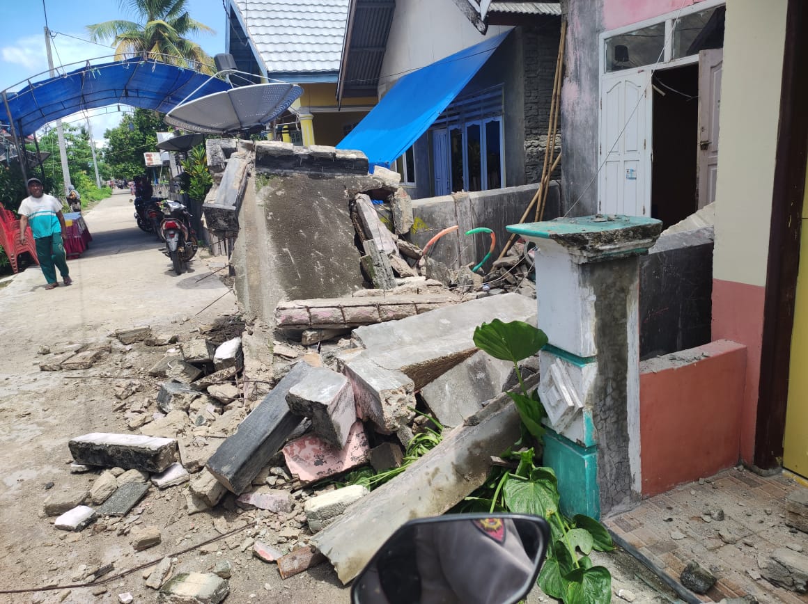 Pasca Gempa M7.4 di Flores Timur, 230 Rumah Alami Rusak Berat