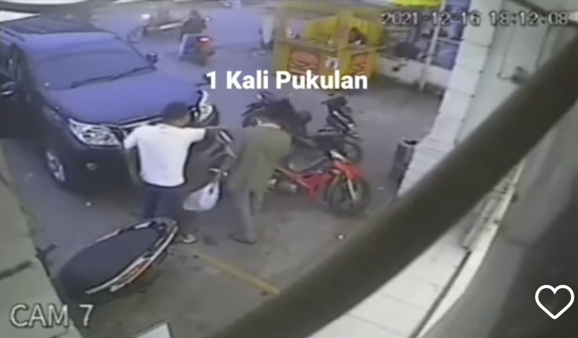 Viral Pemotor Dipukul dan Ditendang Pengendara Mobil, Netizen: Proses Hukum