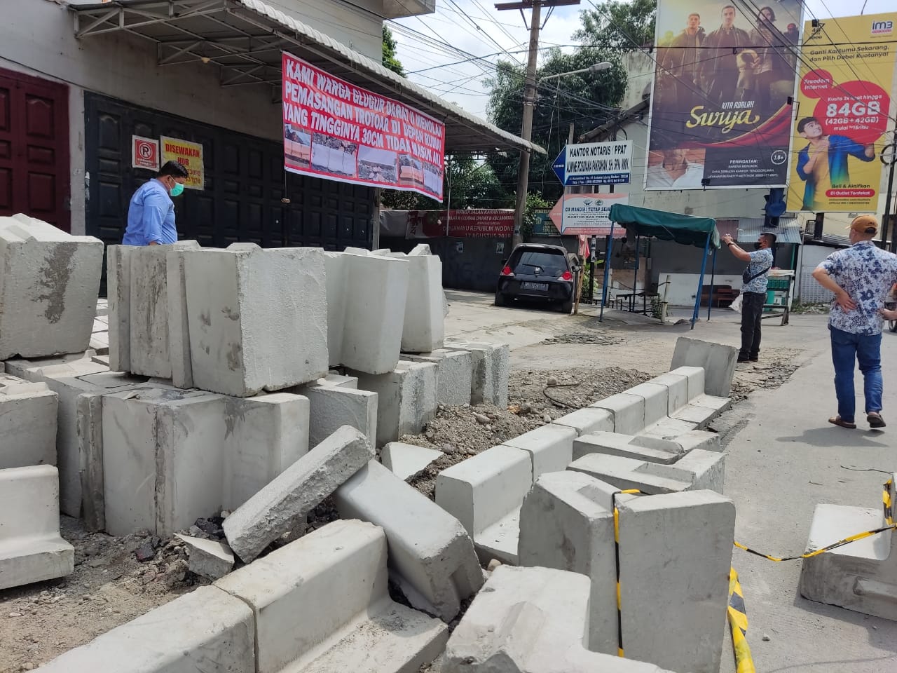 Terlalu Tinggi Hingga Ganggu Aktivitas, Warga Protes Trotoar di Jalan Krakatau