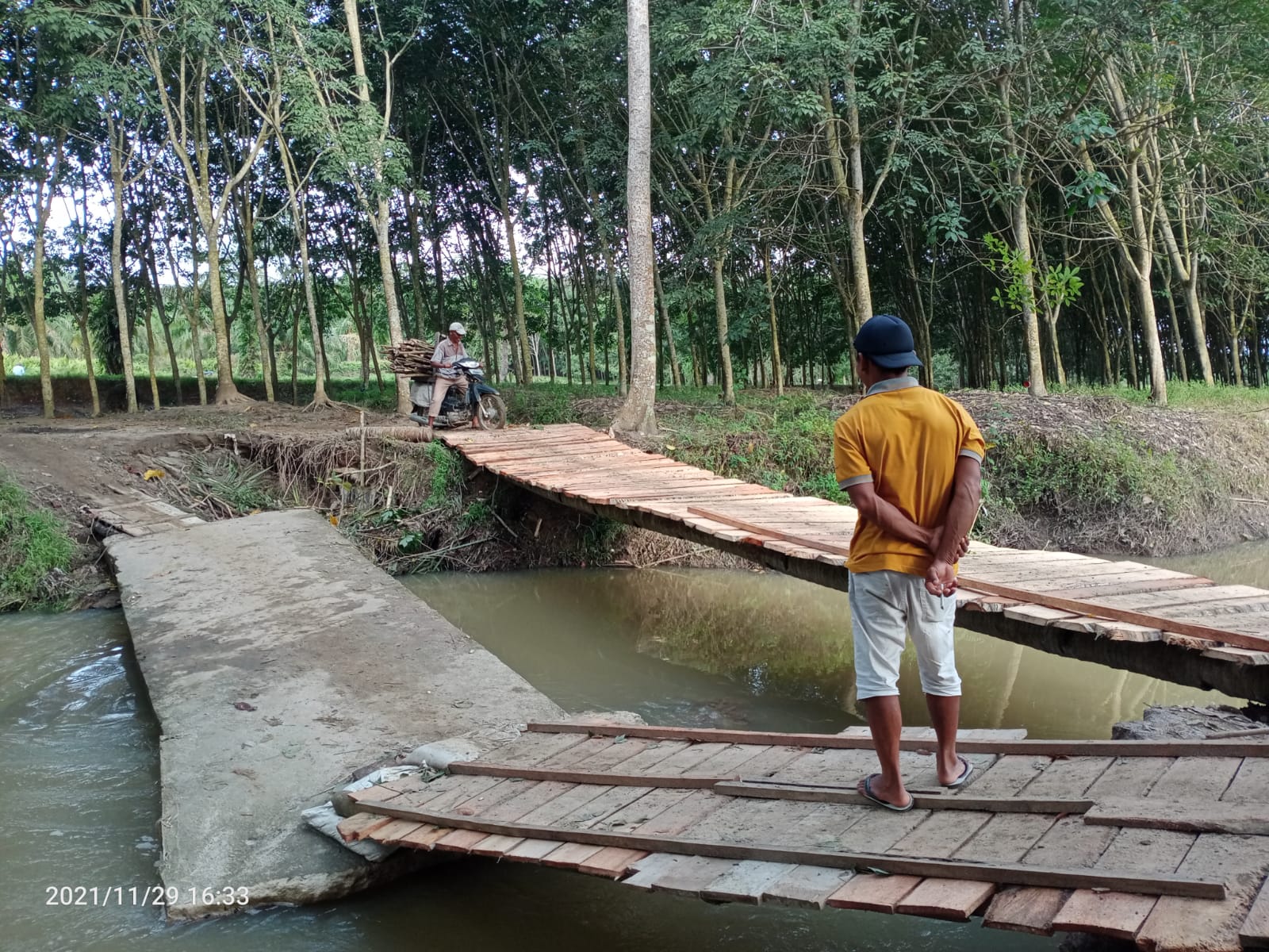 Dipicu Abrasi dan Banjir, Jembatan Desa Petuaran Hilir Sergai Ambruk
