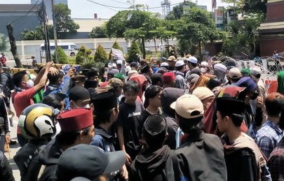Diperiksa Polda Jabar, Pendukung Bahar Smith Penuhi Jalan Soekarno Hatta Bandung