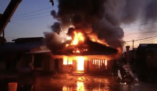 Akibat Tawuran Antar Remaja, Satu Unit Rumah di Belawan Terbakar