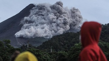 Gunung Merapi Muntahkan Awan Panas Sejauh 2,5 Km