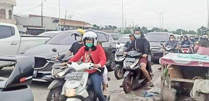 Ratusan Kendaraan Berdesakan Masuk Komplek Cemara Asri, Jalan Cemara Macet Panjang