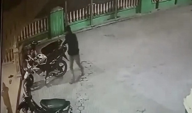 Pencurian Sepeda Motor di Parkiran Masjid Pantai Cermin Terekam Kamera Pengawas