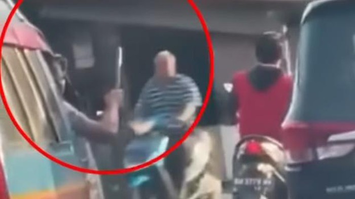 Viral, Sopir Angkot Kejar Pengendara Lain di Jalanan Medan Sambil Bawa Besi