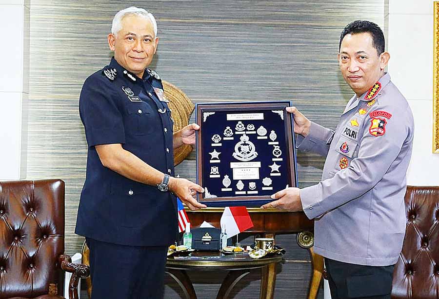 Saling Bertemu. Kapolri dan Kepala Kepolisian Malaysia Bahas PMI Ilegal Hingga Penanganan Covid-19