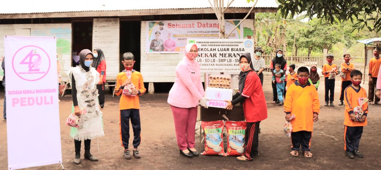 Peringati HUT ke-42, Bhayangkari Kep Meranti Gelar Baksos