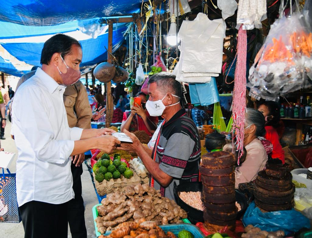 Presiden Bagikan Bantuan Modal bagi Pedagang di Pasar Induk Sidikalang