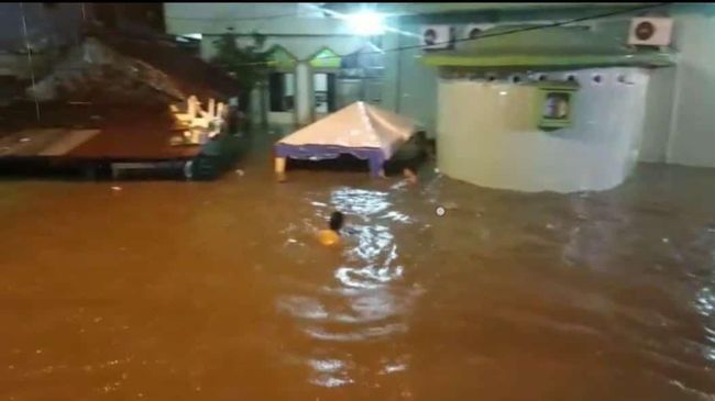 Banjir Rendam Rumah di Kampung Aur Medan, Ketinggian Air Capai 2 Meter