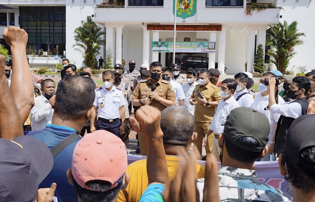 Protes Bus Trans Metro Deli Gratis, Puluhan Sopir Angkot di Medan Demo ke Kantor Wali Kota