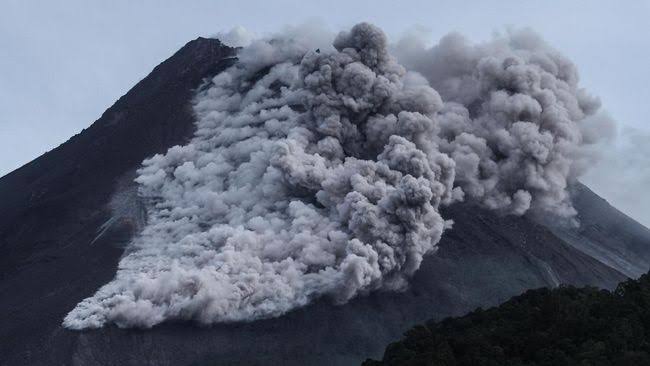 Gunung Merapi Keluarkan Awan Panas Guguran Sejauh 2.800 Meter