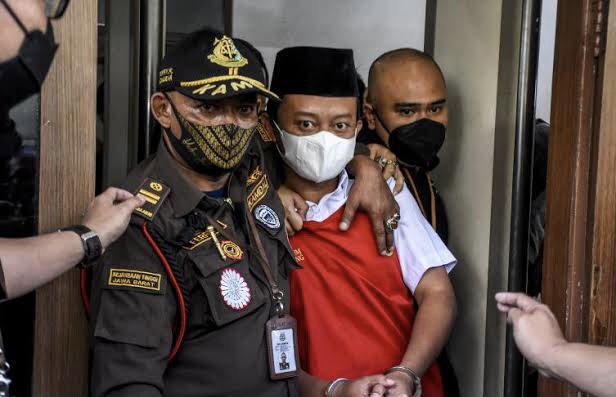 Herry Wirawan, Pemerkosa Belasan Santri Divonis Hukuman Penjara Seumur Hidup