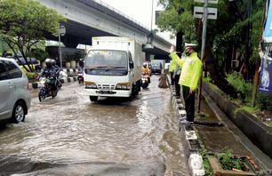 Sejumlah Jalan di Jakarta Tergenang Air Hujan, Pengendara Diminta Berhati-hati