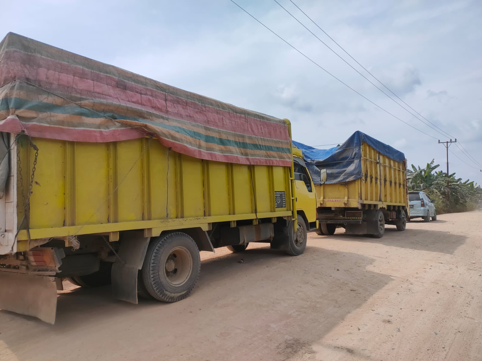 2 Truk Bemuatan Pakaian Bekas Hasil Import Ilegal Diamankan Polsek Kampung Rakyat