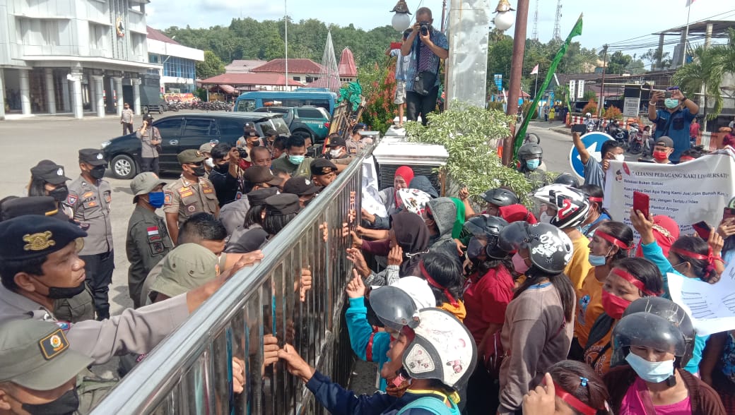 Geruduk Pemko Gunungsitoli, Puluhan PKL Tagih Janji Walikota Tak Gusur Pedagang