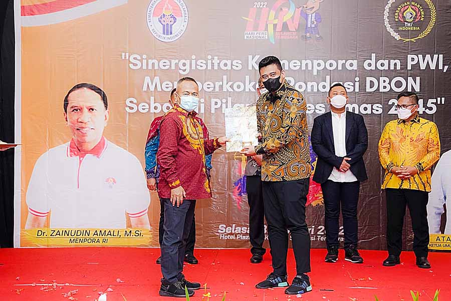 Walikota Medan Raih Penghargaan Inisiator Olahraga Nasional