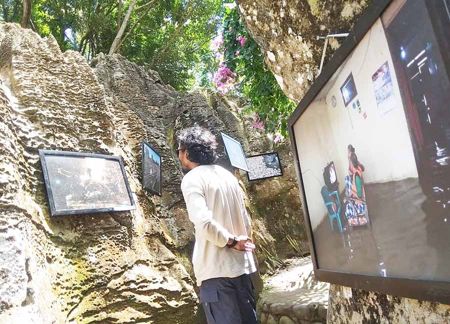 Pertama Di Dunia, PFI Medan Gelar Pameran Foto di Tebing Batu