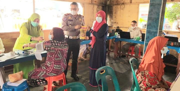 Satlantas Polres Labuhanbatu Bagi Migor ke Warga Usai Divaksin