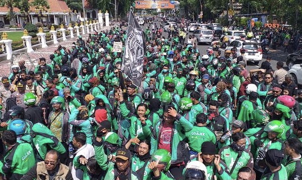 Tuntut Evaluasi Tarif, Ribuan Pengemudi Ojol Jatim Demo di Surabaya