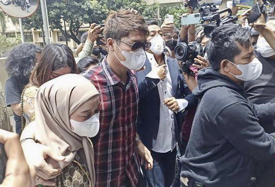 Ditemani Lesti Kejora, Rizky Billar Penuhi Panggilan Bareskrim