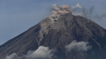 Lagi, Semeru Semburkan Guguran Awan Panas Sejauh 4 KM