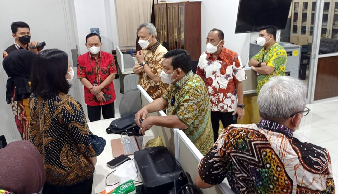 Monitoring Seluruh Ruangan, Idianto Awali Tugasnya di Hari Pertama Sebagai Kajatisu