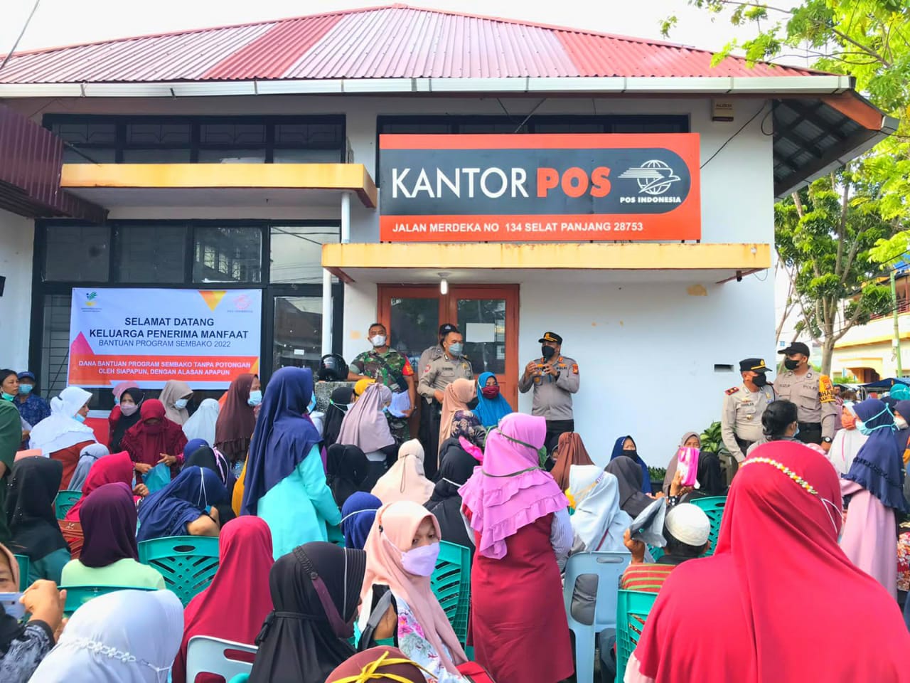 Pantau Penyaluran BSS di Kantor Pos Selatpanjang, Kapolres Imbau Vaksinasi dan Prokes