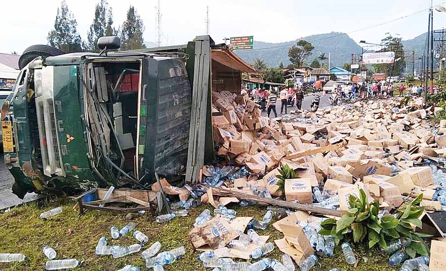 Laka Beruntun, Truk Bermuatan Air Mineral Terbalik di Bandar Baru