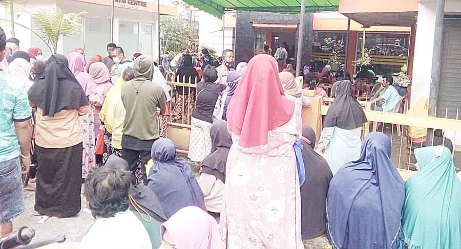 Antri Ambil KPM, Ratusan Masyarakat Langgar Prokes