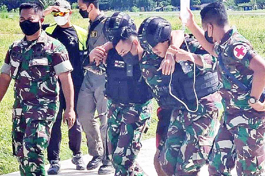 Prajurit Marinir yang Terluka saat Baku Tembak dengan KKB di Papua Dievakuasi