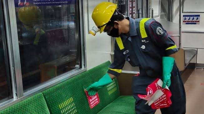 Tanda Jaga Jarak di Halte dan Bangku Bus Transjakarta Dicopot