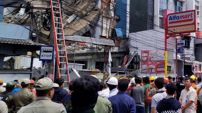 Turun ke Lokasi, Kapolda Kalsel Duga Bangunan Alfamart yang Roboh Sudah Berusia 20 Tahun