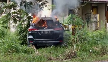 Tabrak 2 Orang hingga Tewas, Mobil Fortuner Pelaku Dibakar Massa