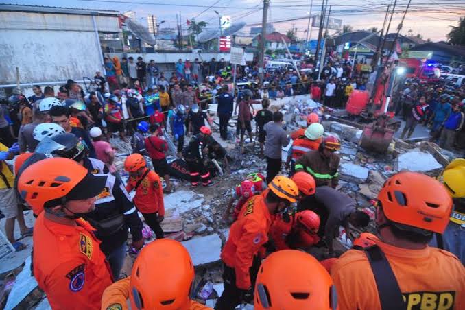 Alfamart Gambut Kalsel Roboh, Ibu Korban: Anak Saya Masih Terjebak