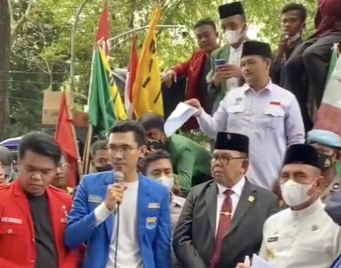 Temui Pendemo di Depan Gedung DPRD Sumut, Edy Rahmayadi Siap Kawal Pesan Aspirasi Mahasiswa