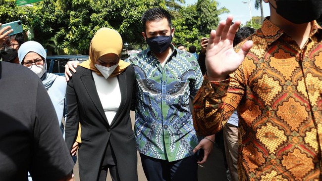 Terlihat Mesra, Olla Ramlan dan Aufar Hutapea Gandengan Tangan di Sidang Cerai