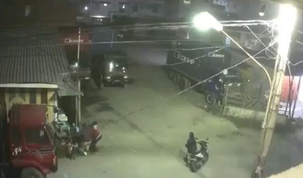 Brutal! Geng Motor di Medan Tikam Pengendara hingga Tewas Depan Istri dan Anak