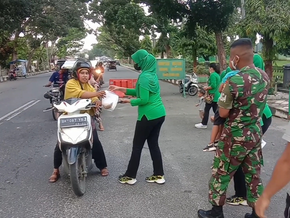 Persit Kompi Yonif 126/KC Bagikan 1.000 Bungkus Iftar untuk Takjil