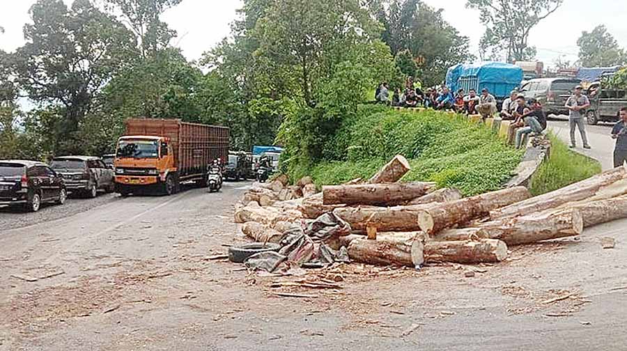 Truk Kayu Terbalik, Jalur Medan-Berastagi Macet Total