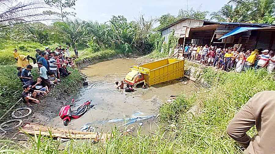 Usai Tabrak Warung, Truk Colt Diesel dan Sepedamotor ‘Nyemplung’ ke Sungai