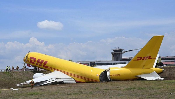 Pesawat Boeing 757 Tergelincir Saat Mendarat dan Patah, Bandara Internasional di San Jose Ditutup