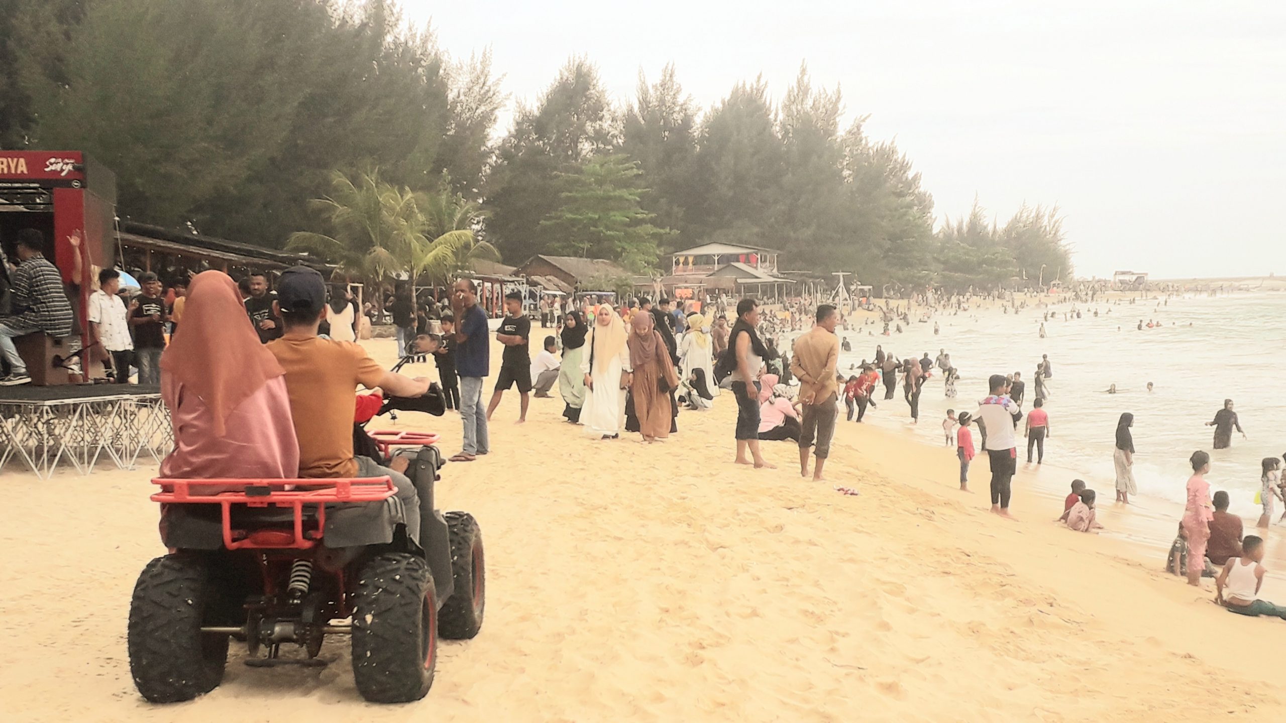 Hari Terakhir Libur Lebaran, Wisatawan 'Banjiri' Pantai Lampuuk