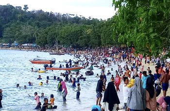 H+4 Lebaran, Ribuan Wisatawan Serbu Pantai Pasir Putih Pelawan Karimun