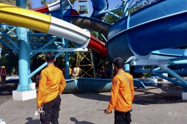 Wahana Perosotan di Kenjeran Park Surabaya Ambruk, Sejumlah Pengunjung Terluka