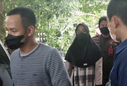 Selewengkan Dana Samsat Rp3 Miliar, Pasutri Polisi Bripka Etana dan Briptu Eka Ditahan