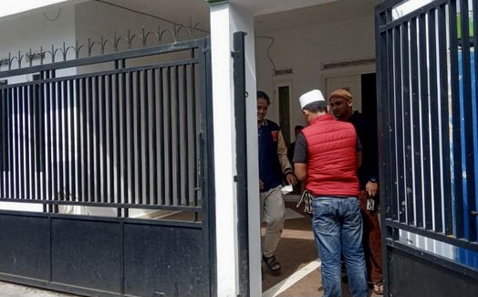 Warga Geruduk Rumah Pria Penginjak Al-Qur'an di Cianjur