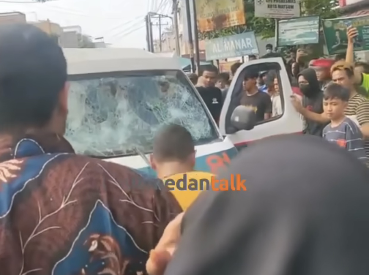 Sopir Angkot di Medan Kabur Usai Tabrak Pemotor, Mobil Dihancurkan Massa