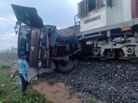 Kereta Api Barang Tabrak Truk di Sergai, Masinis Terluka dan Sopir Kabur